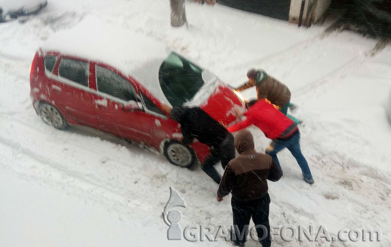 Много закъсали автомобили и безумен трафик в снежен Бургас
