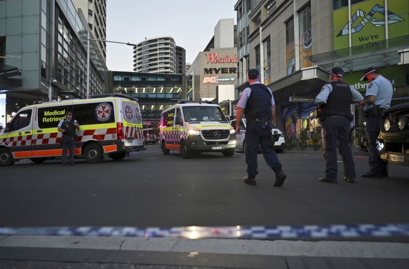 Евакуираха стотици хора от мол в Сидни след извършено нападение