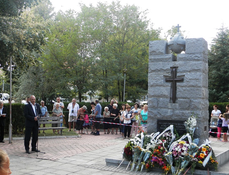 Цветя обсипаха паметника на цар Симеон Велики в Ахелой