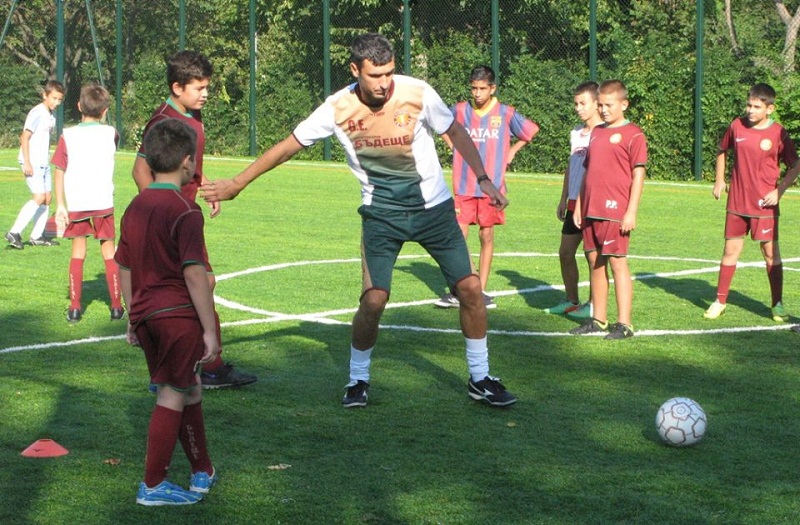 Oпитни треньори учат деца на футбол 
