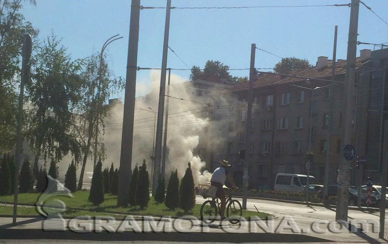 Кола се подпали до Централната автобусна спирка