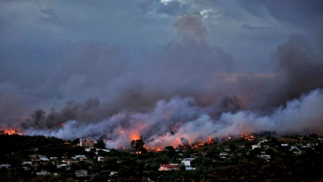 Продължава издирването на хора в неизвестност след пожарите край Атина