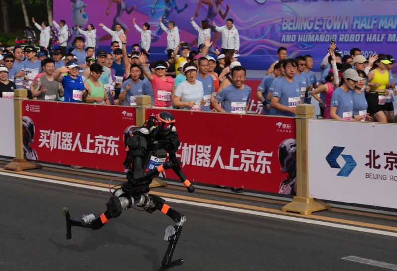 Робот надбяга хората на полумаратона в Пекин