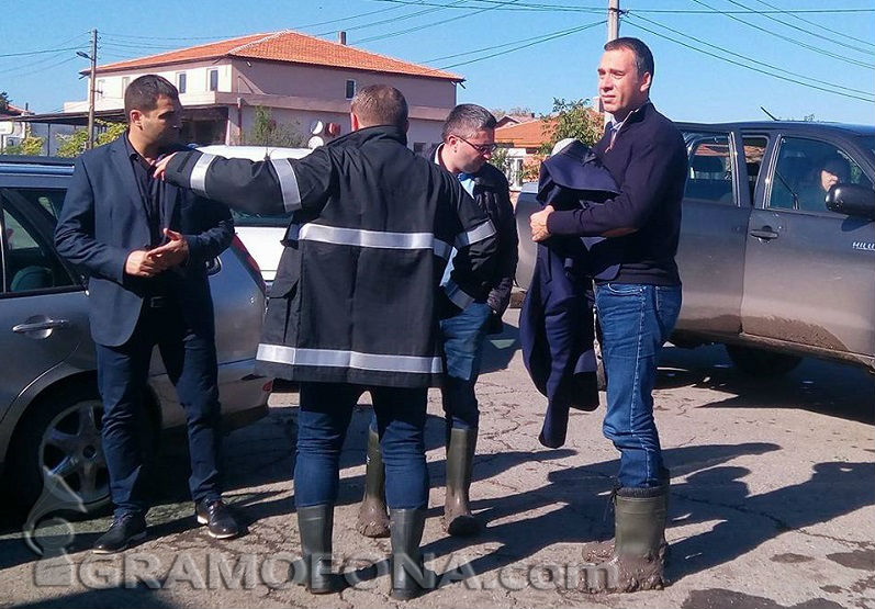 Безсънна нощ за част от Равнец, нивото на реката се вдигнало с метър и половина