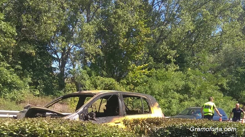 Кола изгоря край Крайморие, пътят за Бургас е блокиран