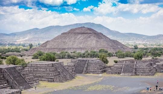 Един убит и четирима ранени при стрелба около пирамидите в Мексико