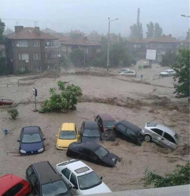 Четирима в неизвестност след пороя във Варна