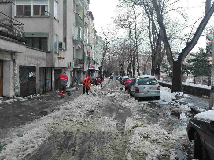 Домоуправител алармира за вредното действие на солта и лугата