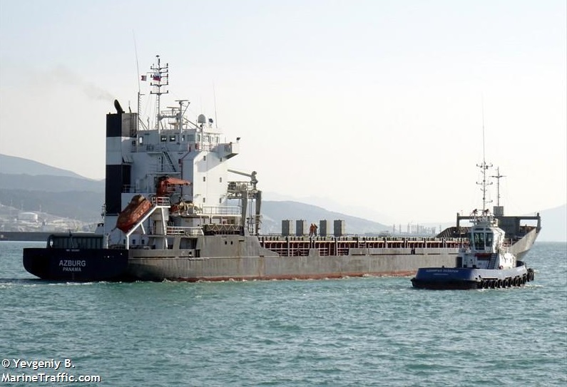 Товарен кораб е уцелен на пристанището в Мариупол и потъва