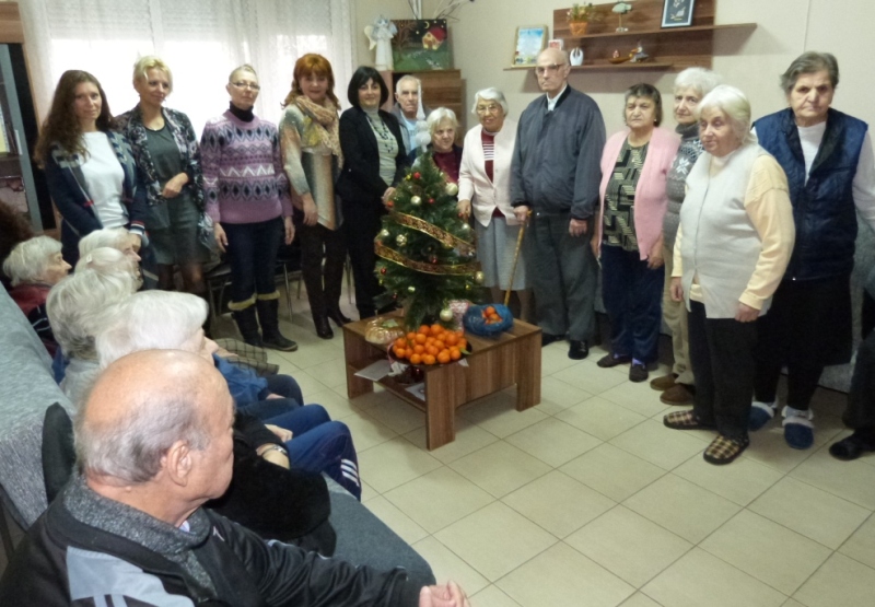 ЖГЕРБ подари коледна украса на домове за възрастни хора в област Бургас