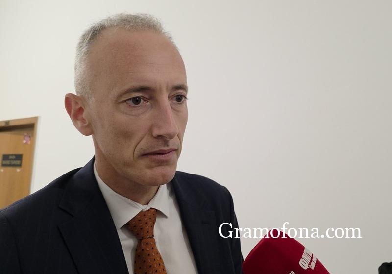 Образователният министър каза в Бургас кога ще има забрана за телефони в училищата