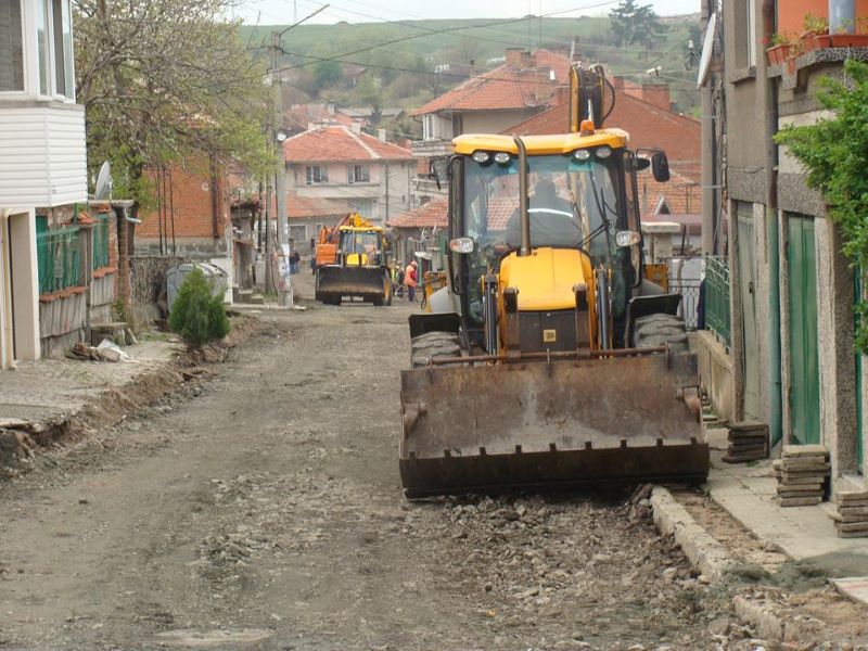 Мащабният ремонт на 22 улици в Карнобат ще приключи до лятото