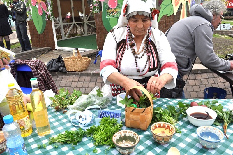 Демонстрират автентично боядисване на великденски яйца до Часовника