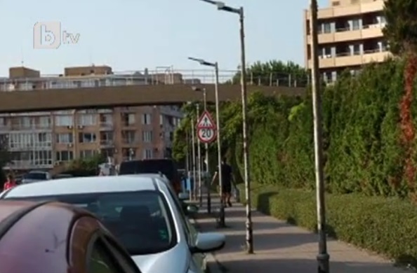 Уличен стълб падна върху автомобил в Поморие