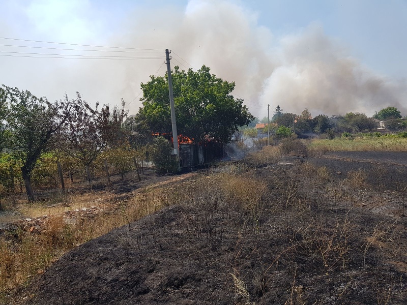 Затвориха пътя Банево – Изворище, горят вили