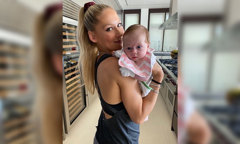 Как изглежда Анна Курникова два месеца след раждането на третото си дете?
