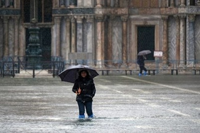 Проливните валежи наводниха отново Венеция, двама са в неизвестност във Франция