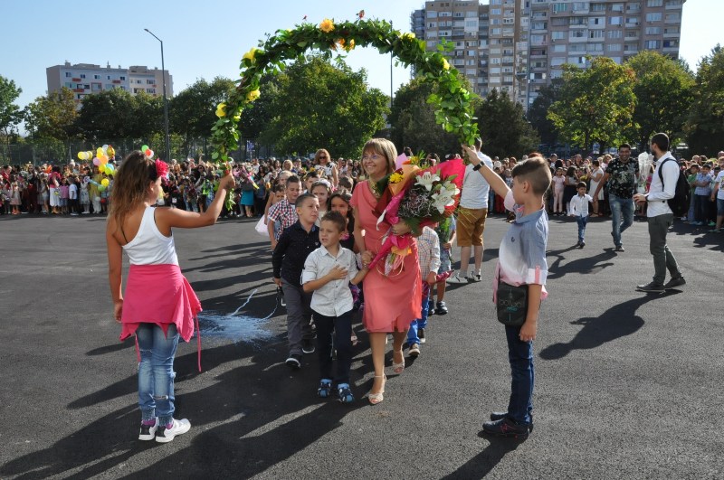 Бюджет 2019: Освен децата, ще учат и техните учители