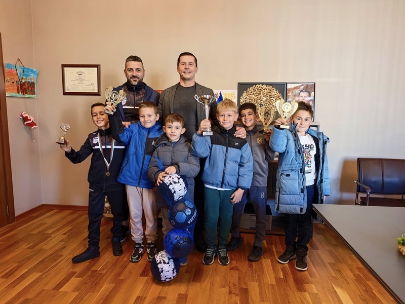 Младите таланти на ФК „Странджанец“ – Царево на среща с кмета Марин Киров