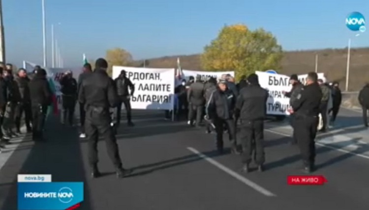 Шепа протестиращи блокираха АМ Марица срещу изборния туризъм