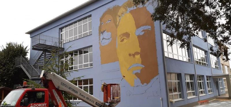 Рисуват Апостола на фасадата на училище  във Варна