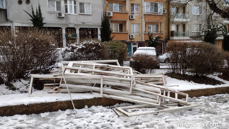Чевръст бургазлия си изхвърли старата дограма в Борисовата градинка