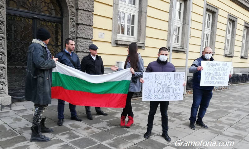 Шестима протестираха за водата на Бургас