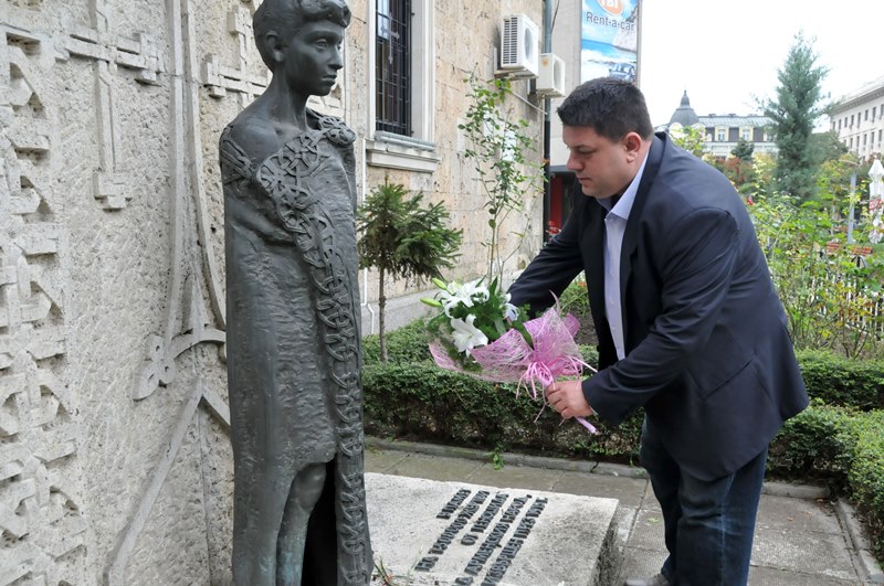       Атанас Зафиров поднесе цветя на Арменския паметник по случай 23 – годишнина от независимостта на Армения