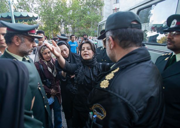 След месеци на протести: Иран разпуска моралната си полиция