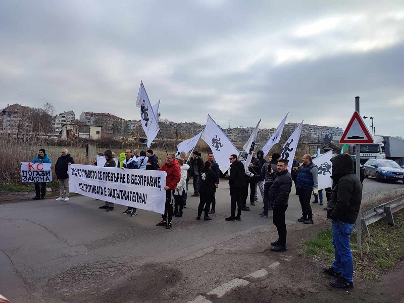 Членове и симпатизанти на политическа партия „Възраждане“ блокираха пристанище Бургас-Запад