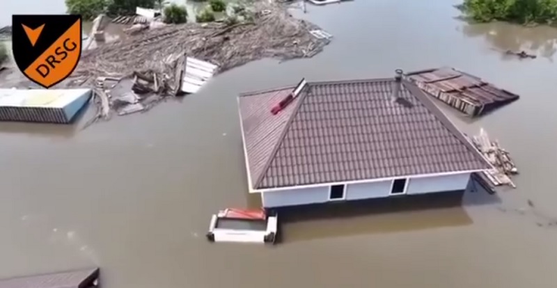 Хора са блокирани в наводнените си домове след взрива на Нова Каховка, носят им вода с дрон