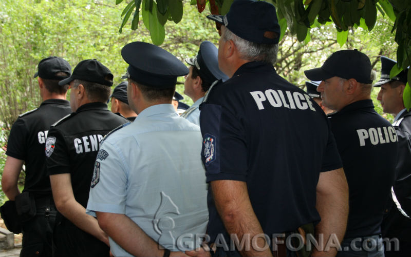Кабинетът отпусна средства за неосигурените униформи на полицаите