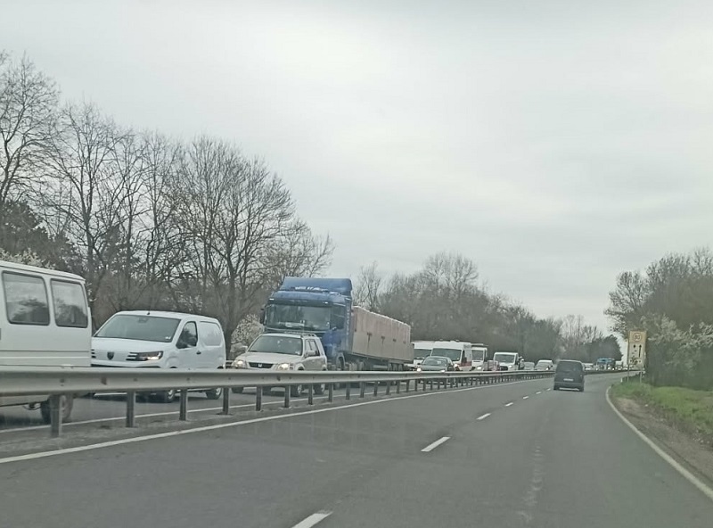 Огромно задръстване по пътя Бургас - Созопол