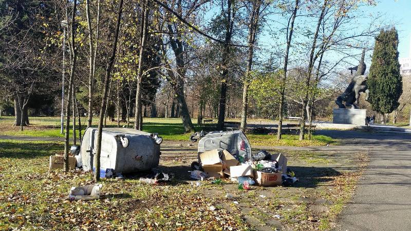Старият парк на Славейков тъне в боклуци