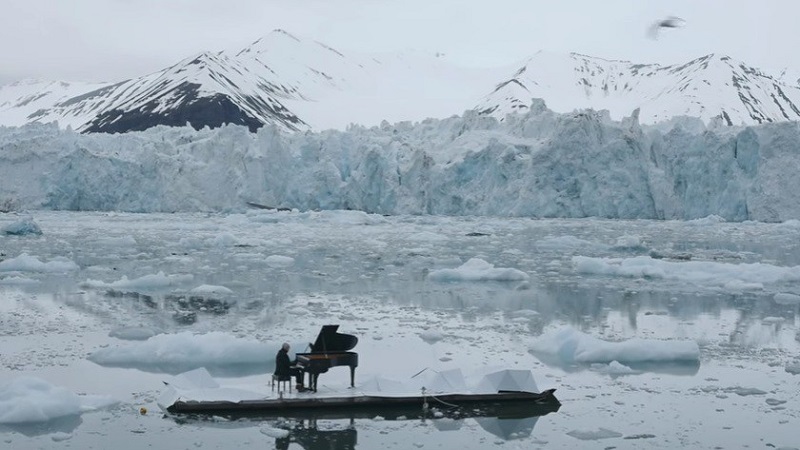 Пианист свири в ледените води на Арктика