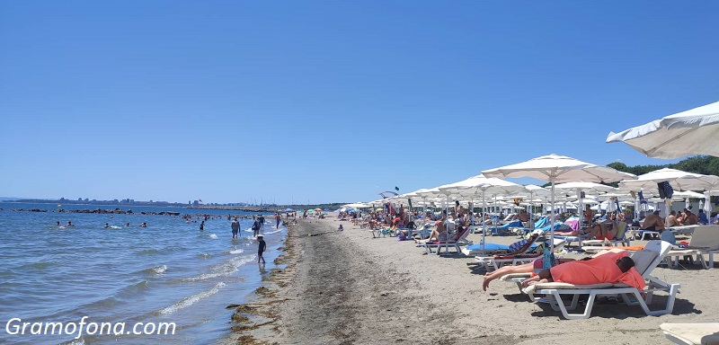 Гладко и топло море в Сарафово, плажът е пълен с туристи