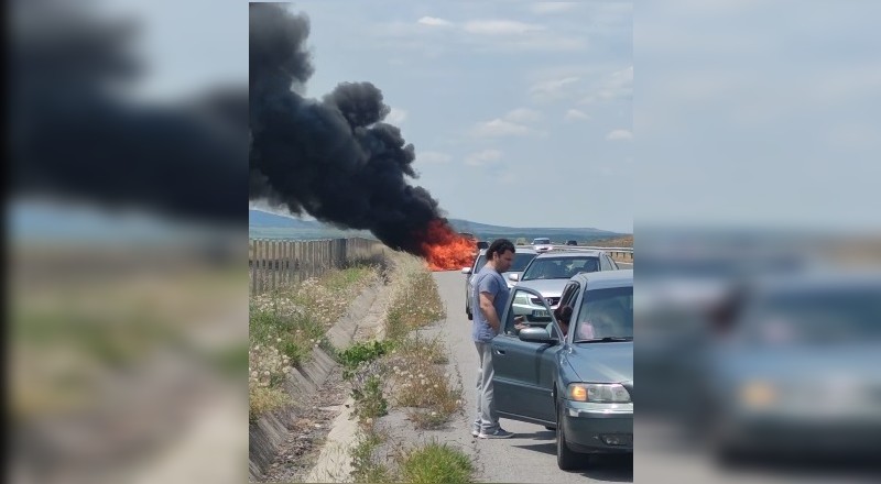 Кола гори на магистрала Тракия