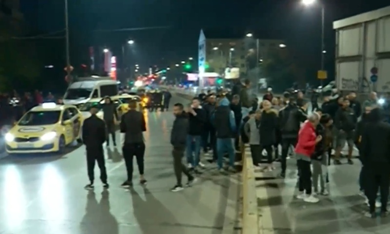 Таксиджии блокираха Орлов мост след убийството на техен колега