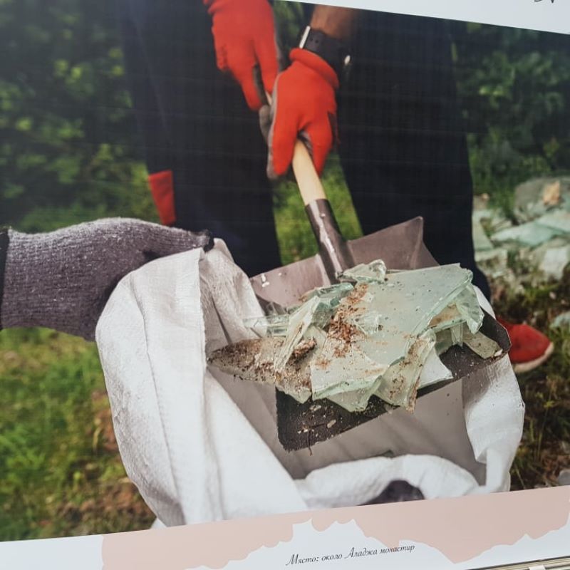 Фотоси показват боклуците и мръсотията, в които живеят варненци