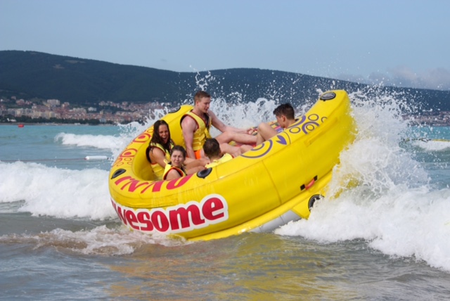 Туристи вдигат адреналина с парасейлинг на Северния плаж в Слънчев бряг