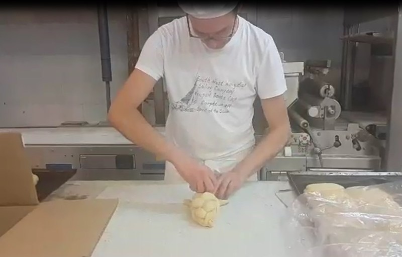 Бургаски майстор-пекар още ползва ученическите си тетрадки 