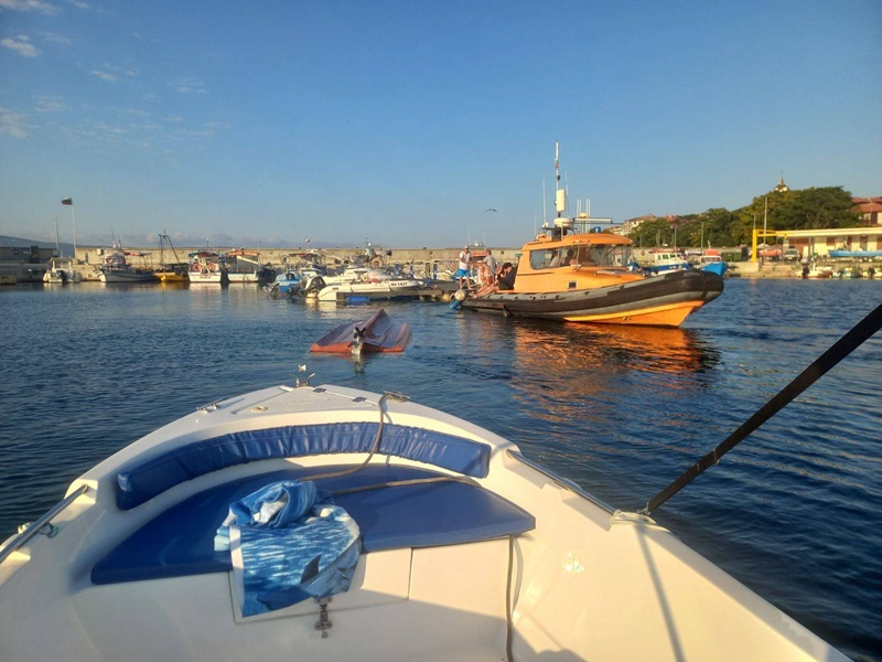 Спасиха четирима от преобърната лодка в акваторията на Несебър
