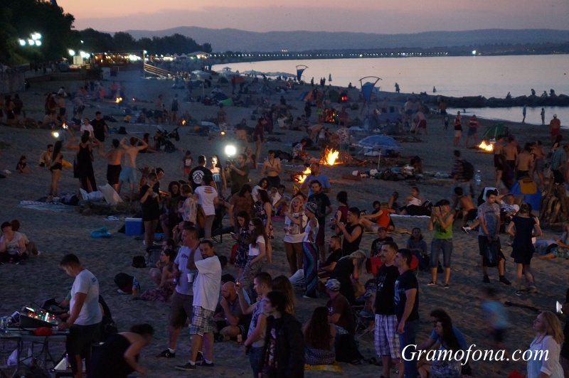 Стотици напълниха плажа в Бургас за Джулая (СНИМКИ)