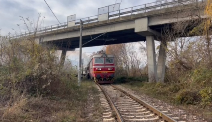 Локомотив на влак се запали на гара Тулово