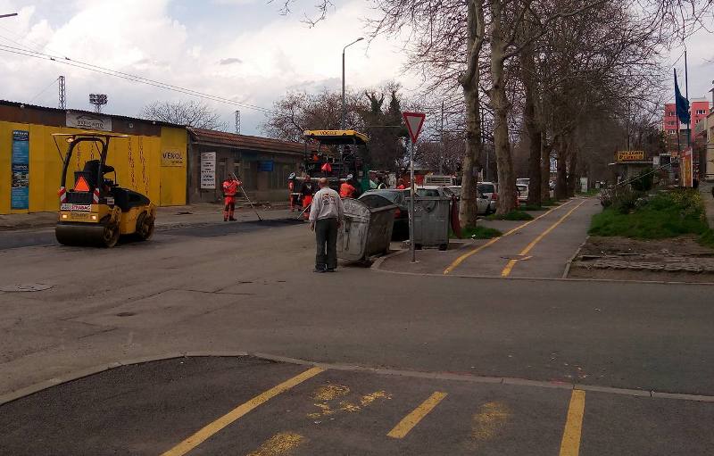 Кърпят дупки на натоварен бургаски булевард
