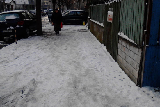 Затворници ще чистят заледените спирки и тротоари през зимата
