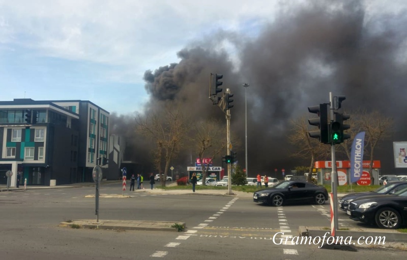 Пожарът в магазин „Зора“ е засегнал 450 кв. м площ