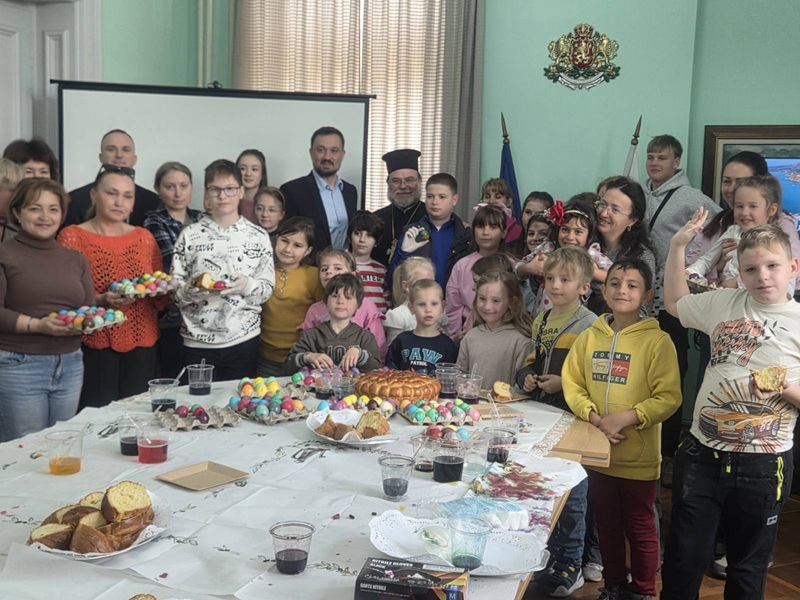 Областният управител Добромир Гюлев боядисва яйца за Великден