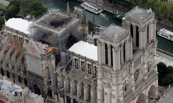 Хорът на Нотр Дам пя за пръв път в катедралата след опустошителния пожар