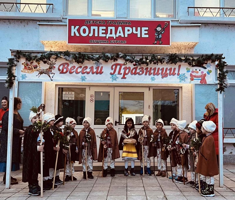 Малки коледари от ДГ „Коледарче” огласиха квартал Долно Езерово 